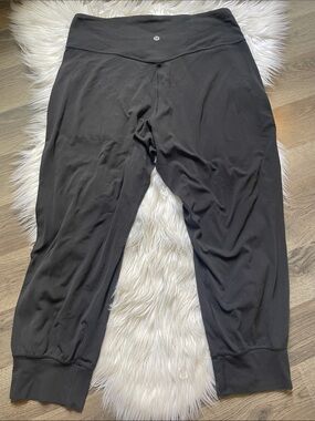 Lululemon Black Cropped Joggers size 10